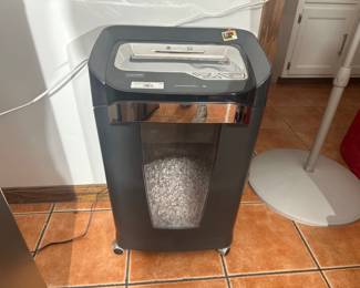 Staples cross-cut shredder with clear bin window.