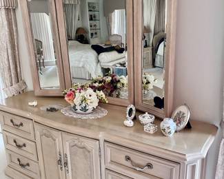 Thomasville Dresser and Mirror 