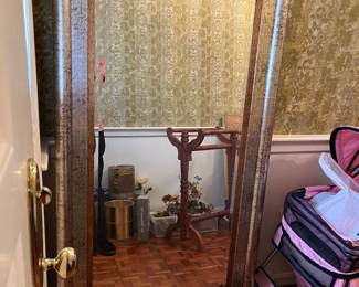 Very large wonderful mirror with beautiful frame...great in any room!