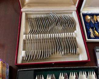 Fork and knife set for fish dishes