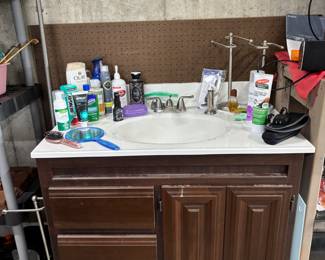 Bathroom vanity & sink