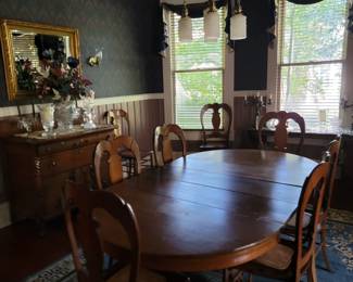 Oak Expandable Pedestal Table Circa 1900. 8 Dining Chairs.