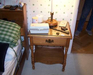 MAPLE NIGHTSTAND
