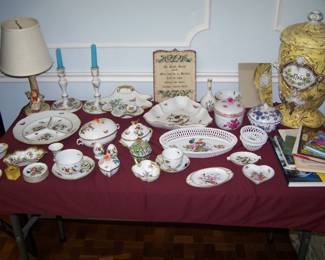 TABLE OF MISC. HEREND PIECES, HUMMEL LAMP & ITALIAN URN