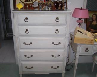 WHITE CHEST OF DRAWERS