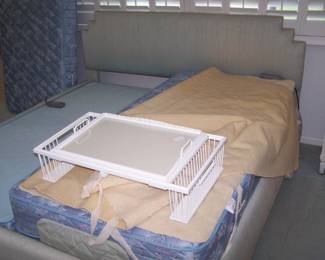 KING-SIZE BED & BED TRAY 