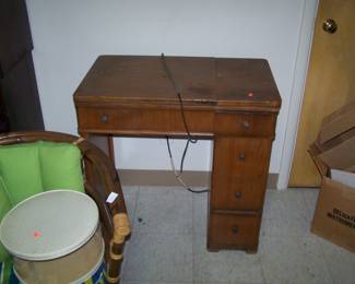 SEWING MACHINE IN CABINET