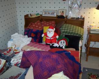 MAPLE FULL-SIZE BED & BEDDING