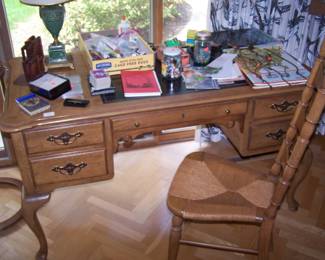 THOMASVILLE WRITING DESK & CHAIR, POTTERY LAMP & MISC.