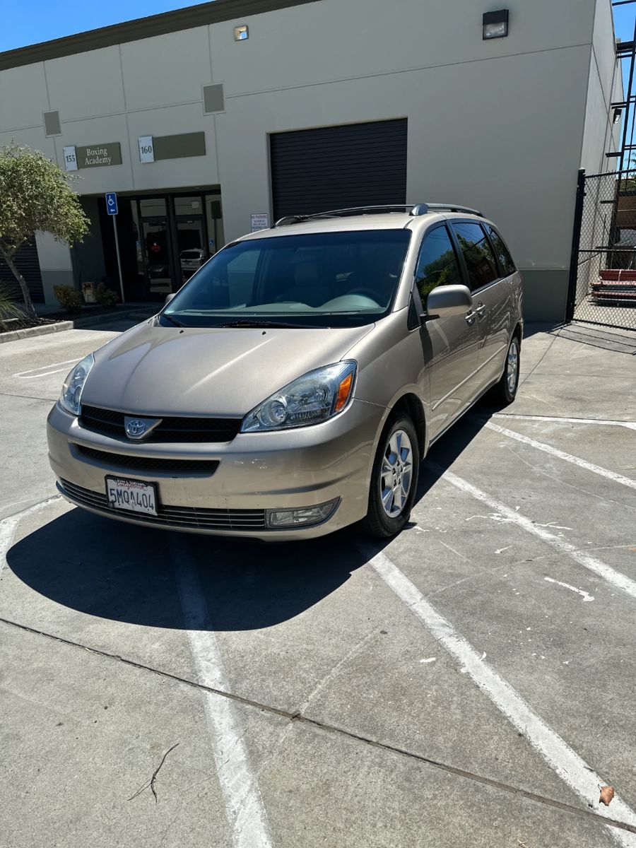 2005 Toyota Sienna XLE Minivan 4D: 82,264 miles