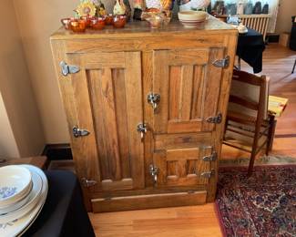 Larger oak icebox