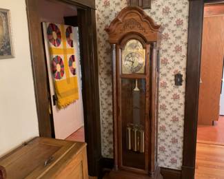 Howard miller, grandfather clock runs