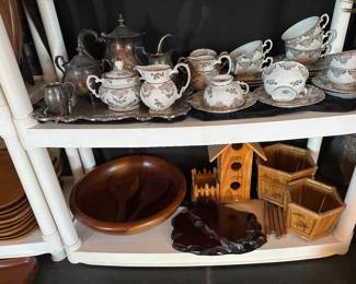 Cup and saucer sets, wood decor