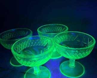 34 AtomicEleganceSetof4GlowingGreenUraniumGlassSherbetDishes