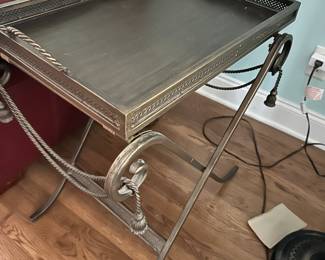 Tray table