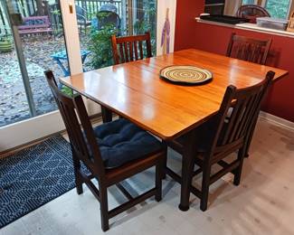 Dinning Table w 4 chairs and 1 leaf