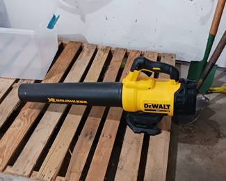 DeWalt battery operated leaf blower