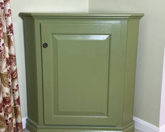 Corner cabinet