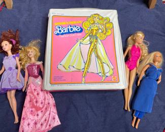 Vintage Barbie case & Barbie’s