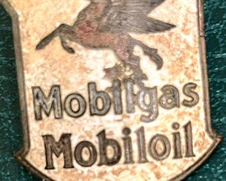VINTAGE MOBILGAS BADGE.