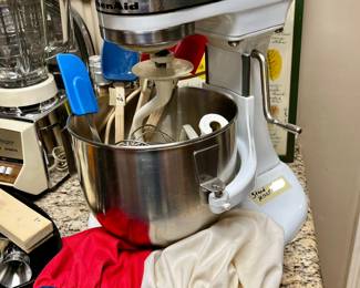 KITCHEN AID MIXER.