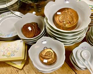 VINTAGE WHITE TULIP BOWLS WITH WEST GERMANY COPPER BISCUIT MOLDS BY BIRTH GRAMM.