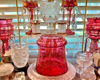 SCARCE LARGE PIECES OF LALIQUE INCLUDING LALIQUE VERSAILLES VASE.