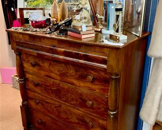ANTIQUE CHEST OF DRAWERS.