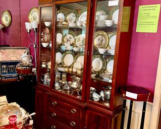 VINTAGE DUNCAN PHYFE CHINA CABINET FULL!