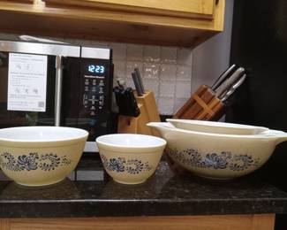 Pyrex 2 sets of 3 bowls each