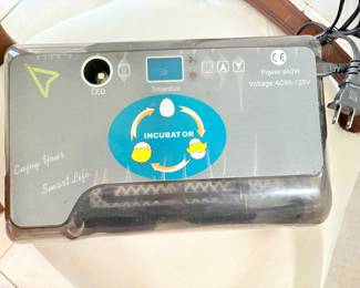 Egg incubator