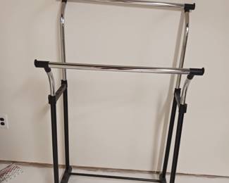 Adjustable clothes rack