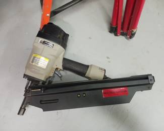 Pneumatic finishing nailer