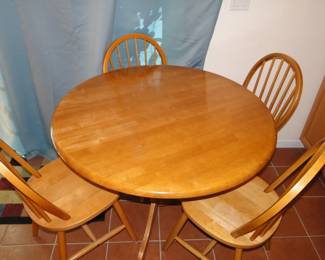 Round kitchen table and 4 chairs