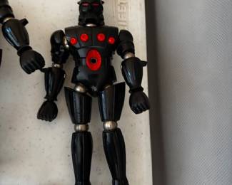 Many accessories available for both the black and white figures