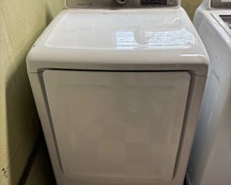 Like new SAMSUNG Dryer                                                     Model # DV45H7000GW/A2