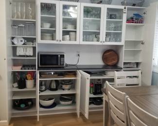 Nearly new kitchen ware; dishware; serving ware; pots, pans & small kitchen appliances