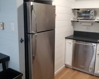 GE refrigerator model GTE18GSHMRSS is just one year old