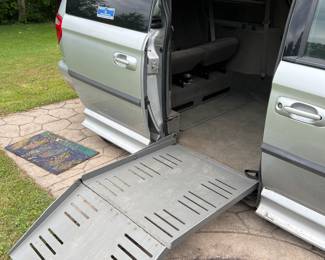 PRESALE ITEM: 2002 Dodge Braun Entervan (Handicap Accessible) 109,058 Miles