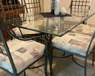 Dining room table in like new condition 