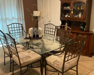 Glass top and metal dining table with six padded chairs in great condition 