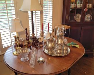Tea table eith drop leaves