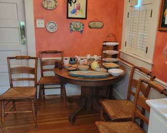 Round oak table with 2 leaves