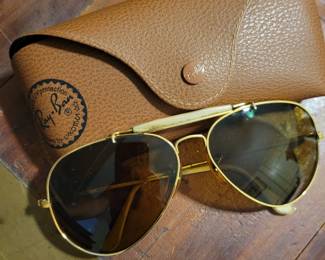 Ray Ban aviator sunglasses w case