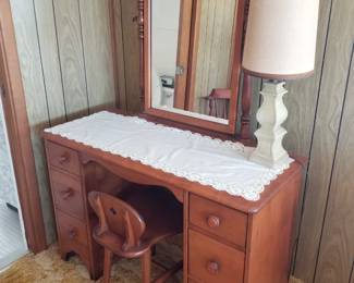 Ladies dressing table with mirror & chair; table lamp