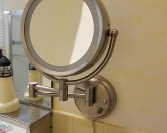 Lighted magnifying mirror