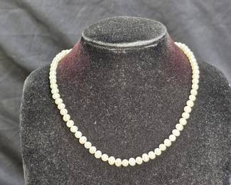 Vintage 14kt Clasp Pearl Necklace