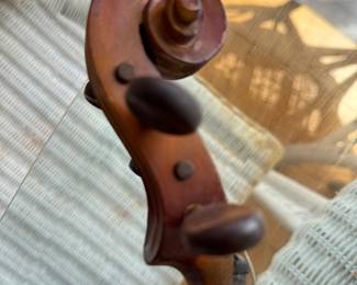 detail on the violin 