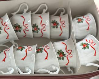 Entire complete set of holiday dishes plus serving pieces 