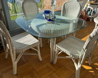 Vintage wicker 5 piece set. large heavy glass top on the table 